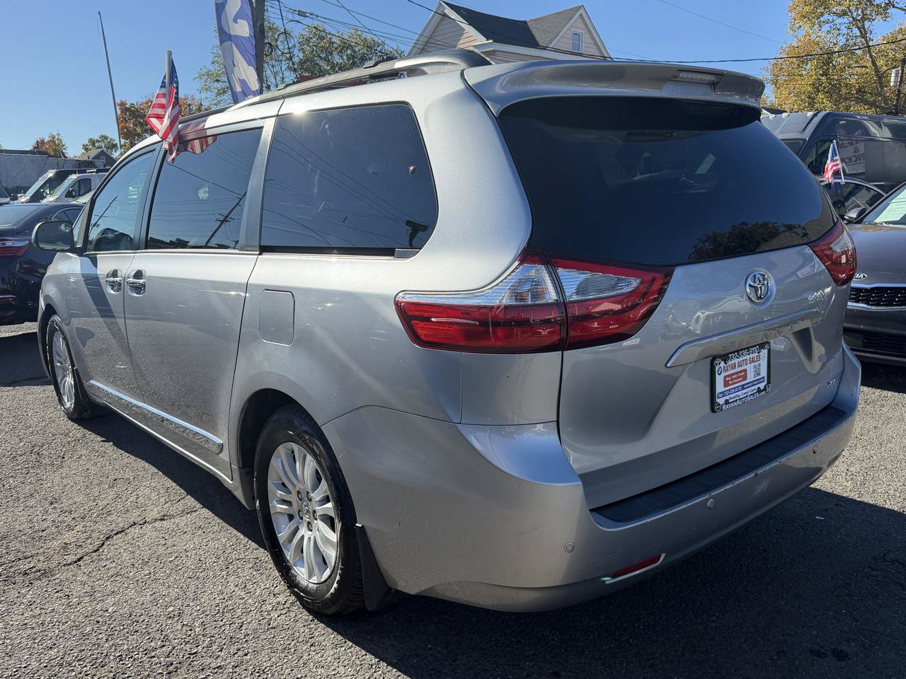Used 2017 Toyota Sienna XLE w/ XLE Navigation Package FWD image 8