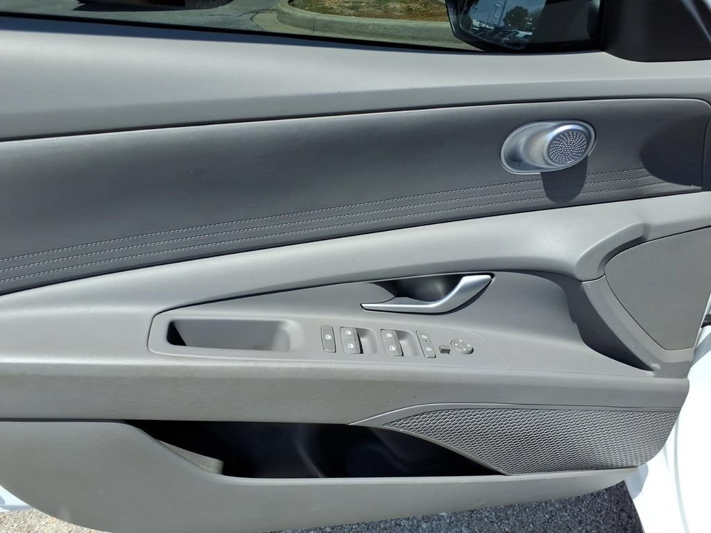 Used 2025 Hyundai Elantra SE FWD image 3