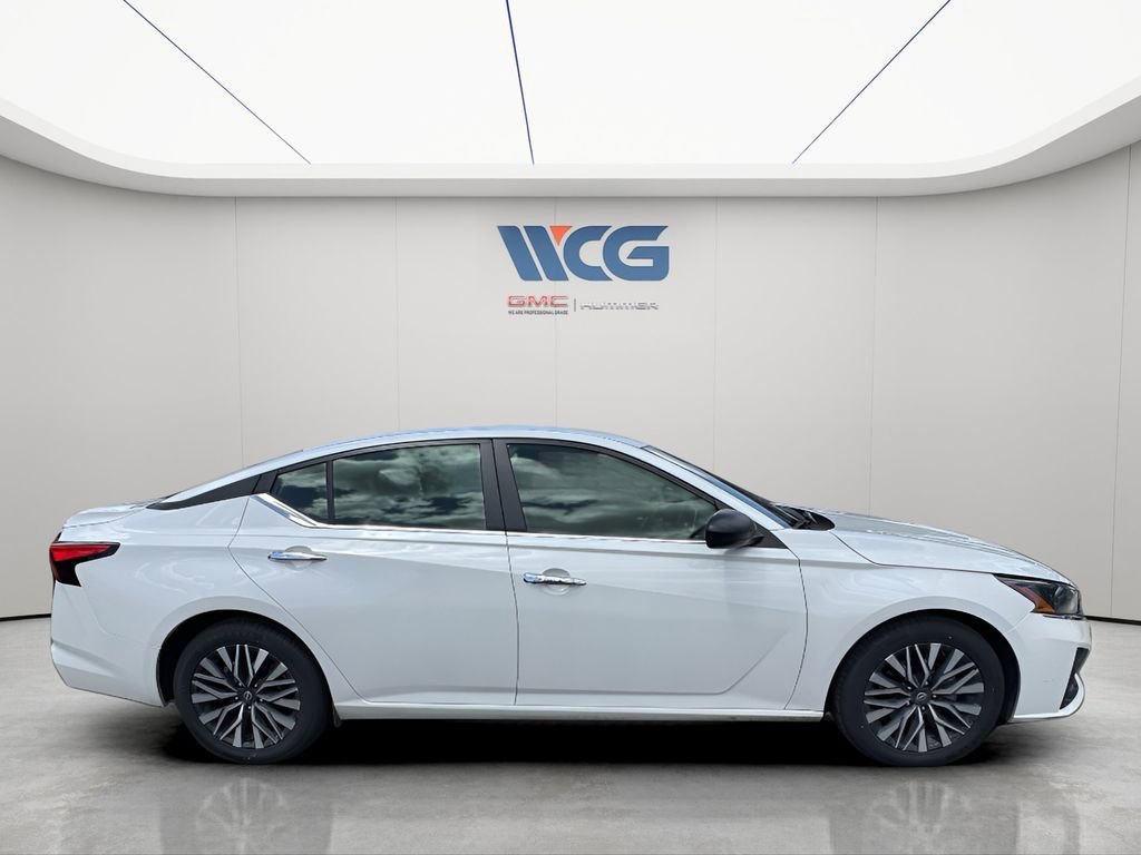 Used 2024 Nissan Altima 2.5 SV FWD image 3