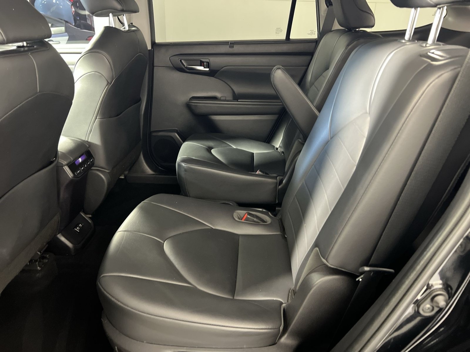 Used 2020 Toyota Highlander XLE AWD/4WD image 25