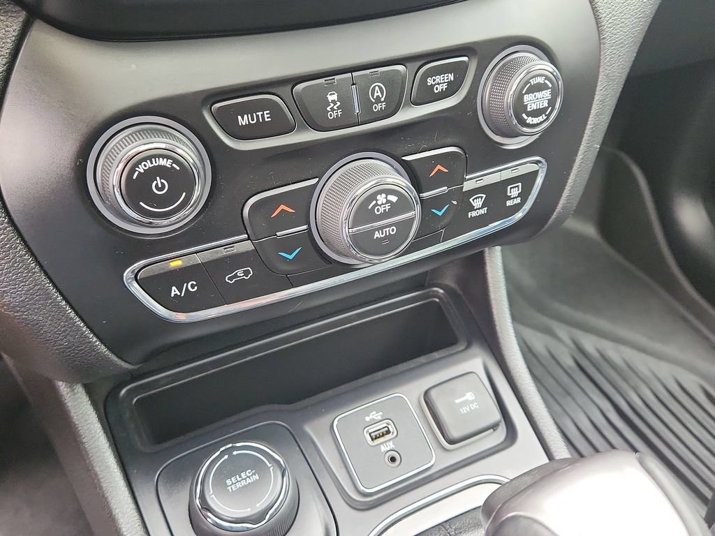 Used 2019 Jeep Cherokee Overland w/ Technology Group AWD/4WD image 20