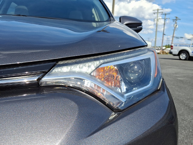 Used 2018 Toyota RAV4 XLE AWD/4WD image 9