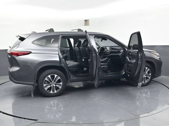 Used 2022 Toyota Highlander XLE AWD/4WD image 49