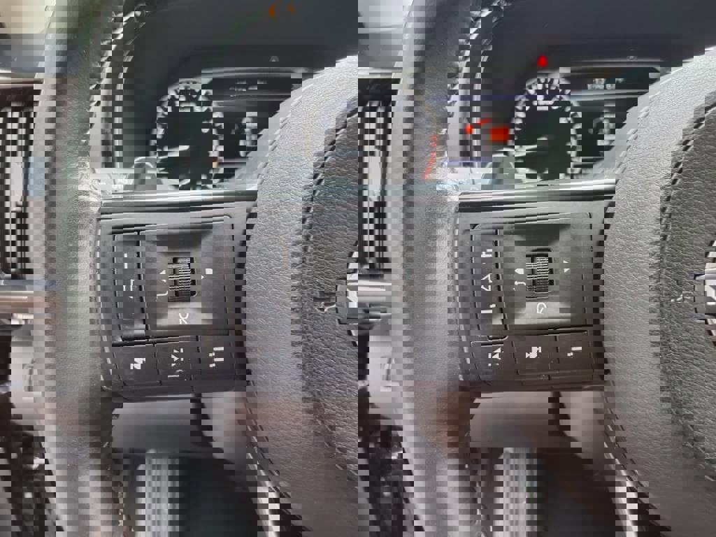 Used 2024 Nissan Pathfinder SV image 16