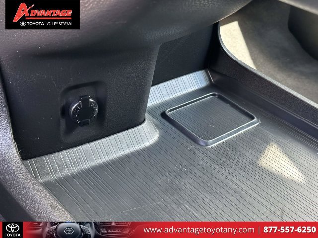Used 2025 Toyota Sienna XLE FWD image 38