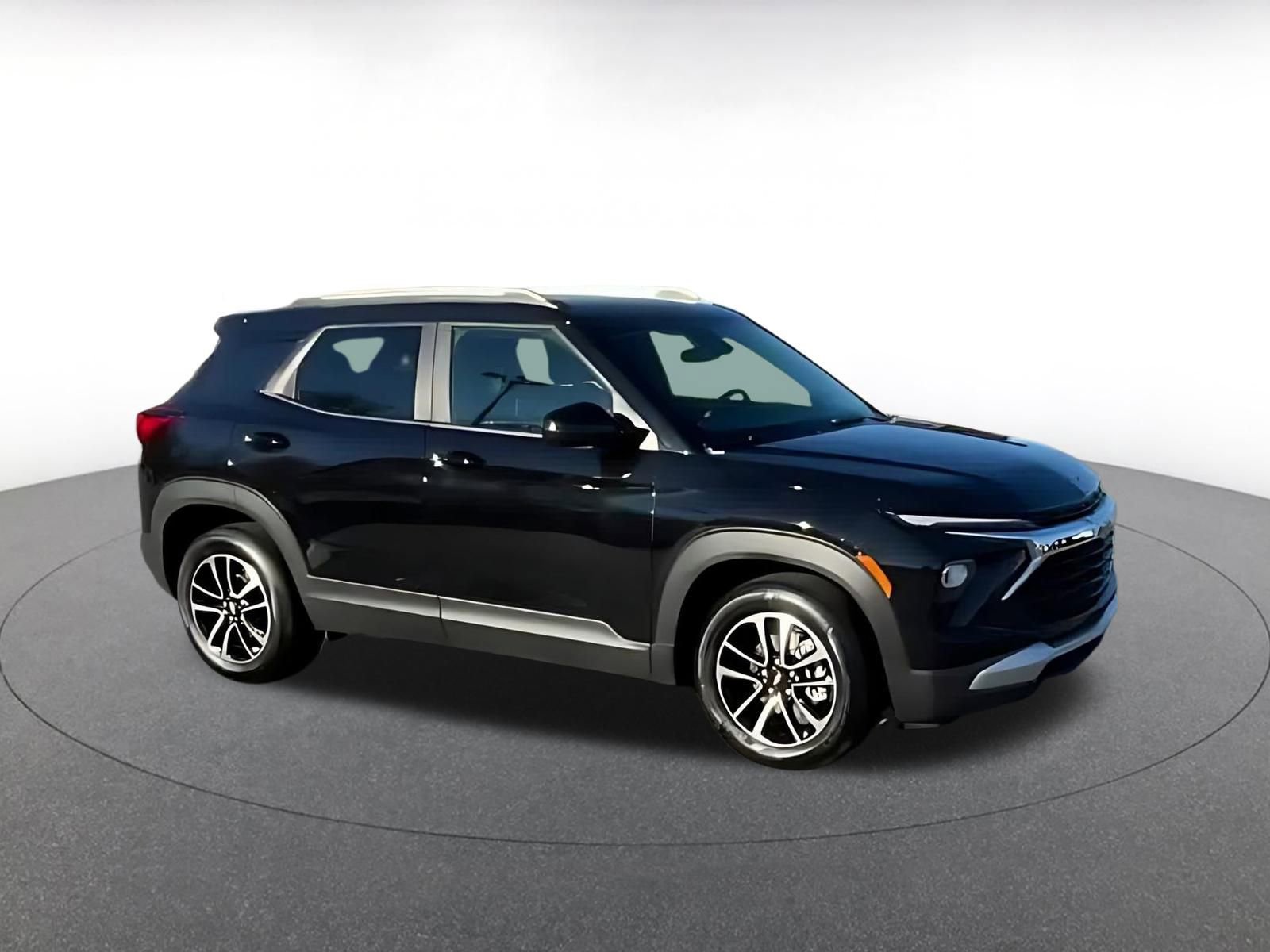 Used 2025 Chevrolet TrailBlazer LT image 2