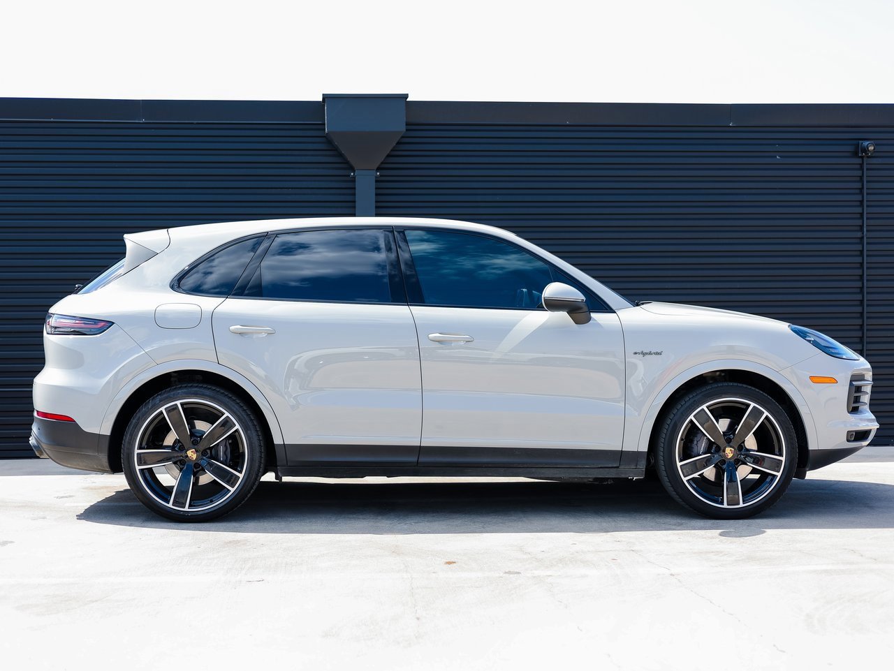 Certified 2022 Porsche Cayenne Platinum Edition image 8