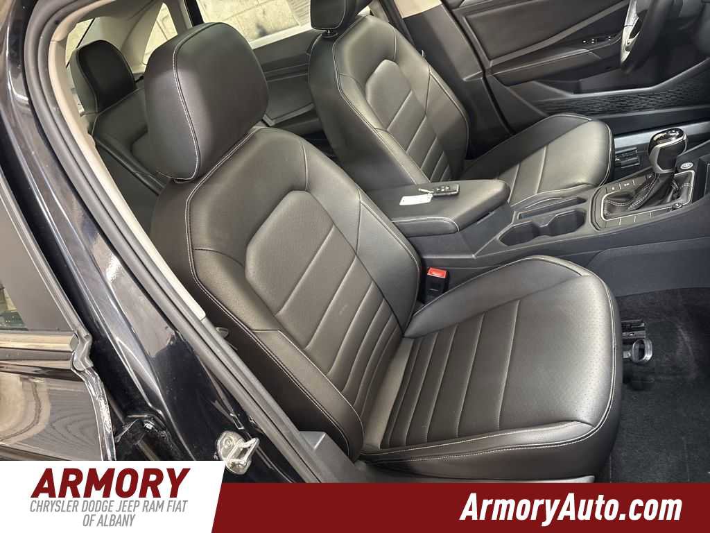 Used 2024 Volkswagen Jetta SE image 37