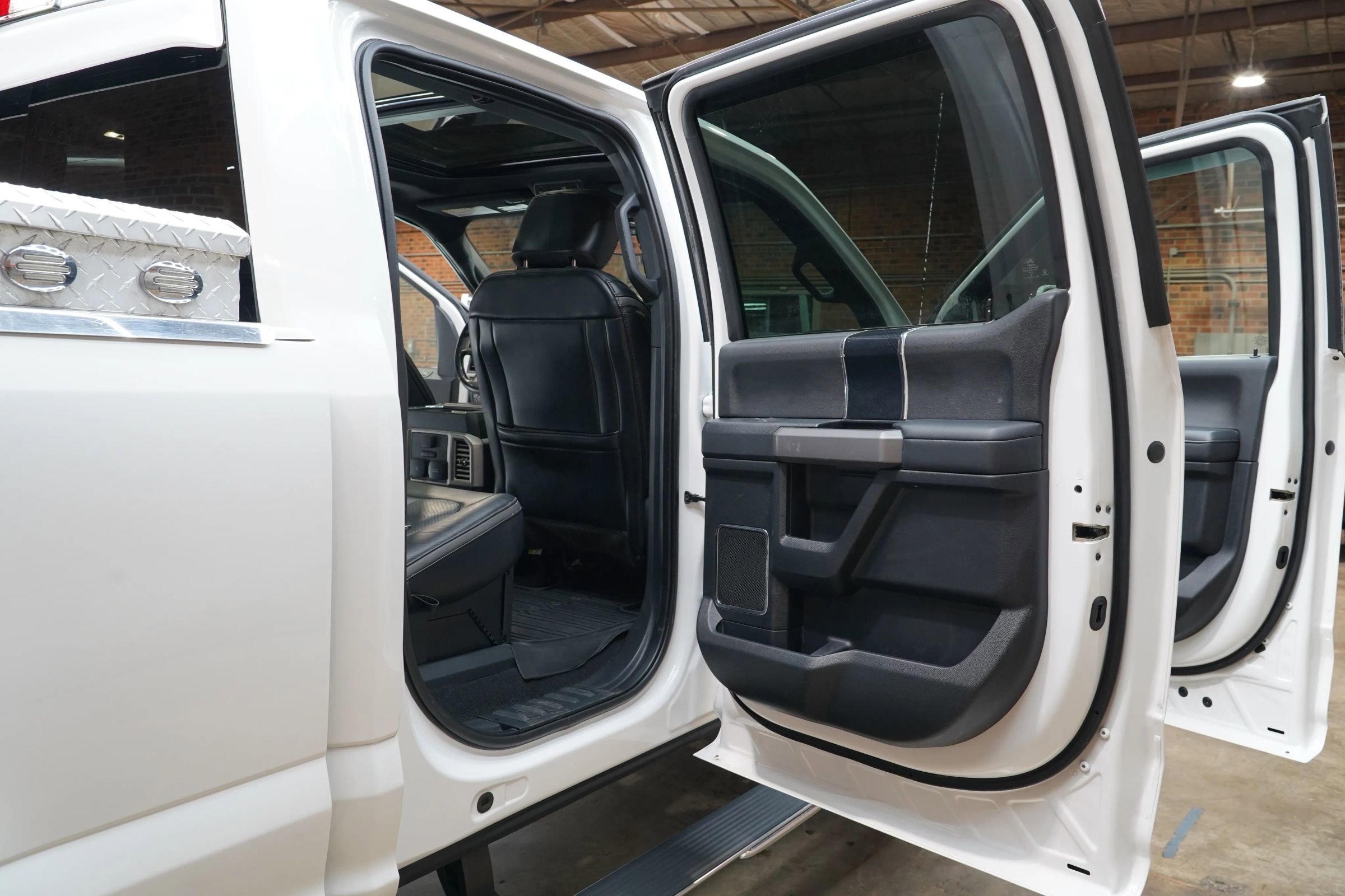 Used 2020 Ford F350 Platinum w/ FX4 Off-Road Package image 38