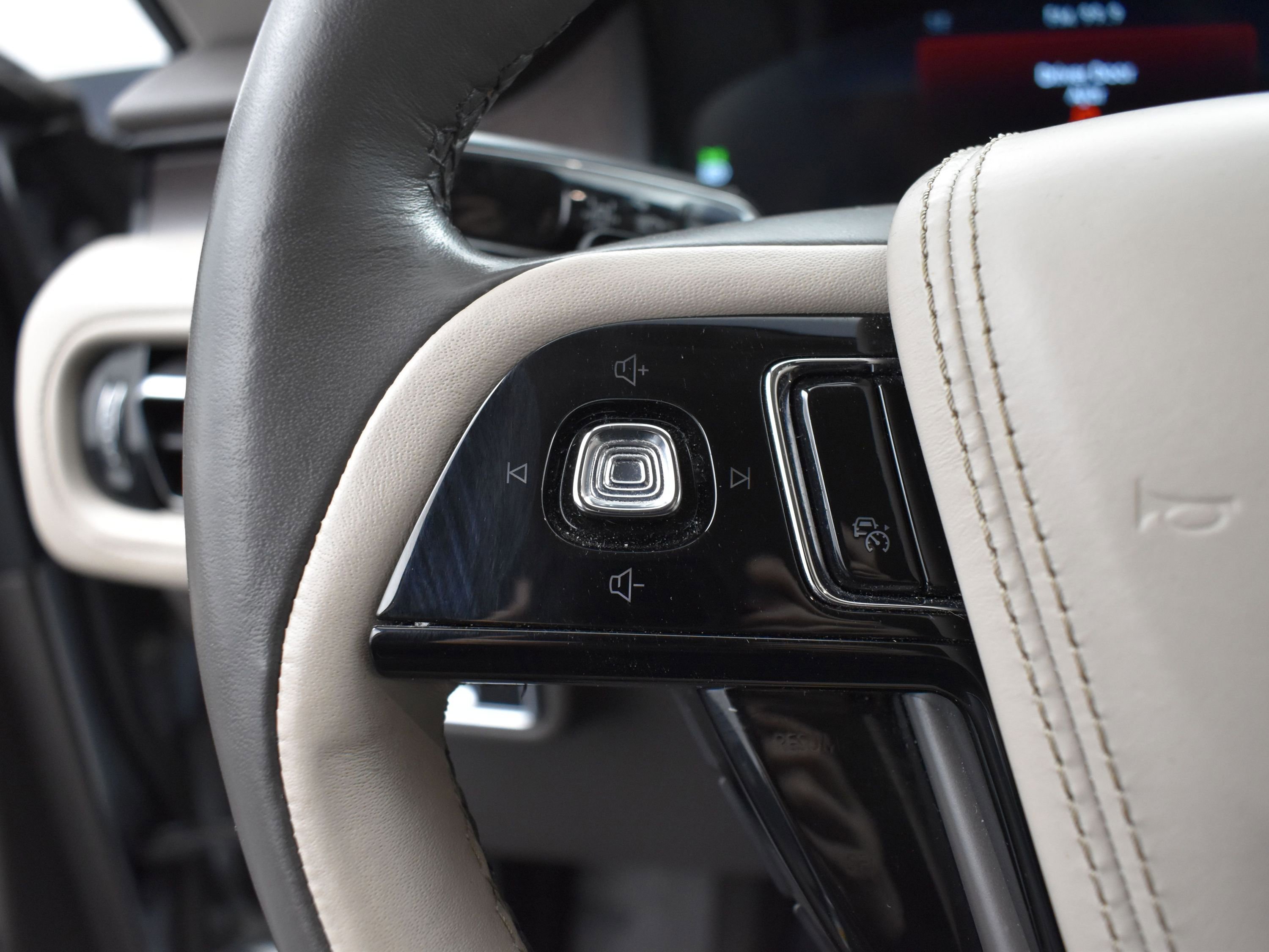 Used 2023 Lincoln Aviator Reserve w/ Equipment Group 201A image 5