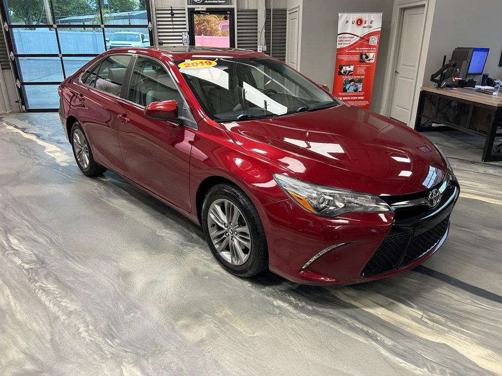 Used 2016 Toyota Camry SE w/ Moonroof Package FWD image 1