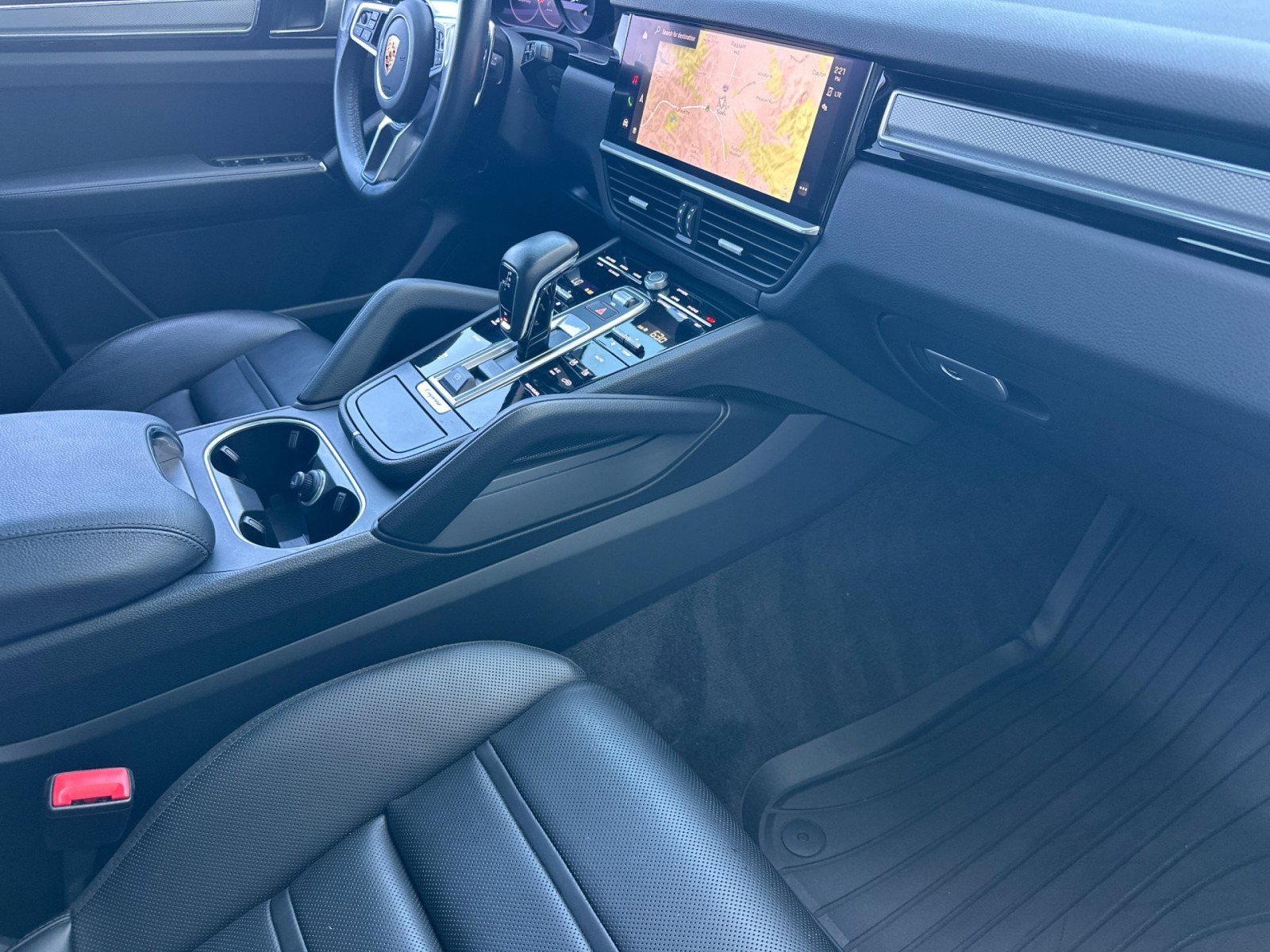 Used 2023 Porsche Cayenne Platinum Edition image 16