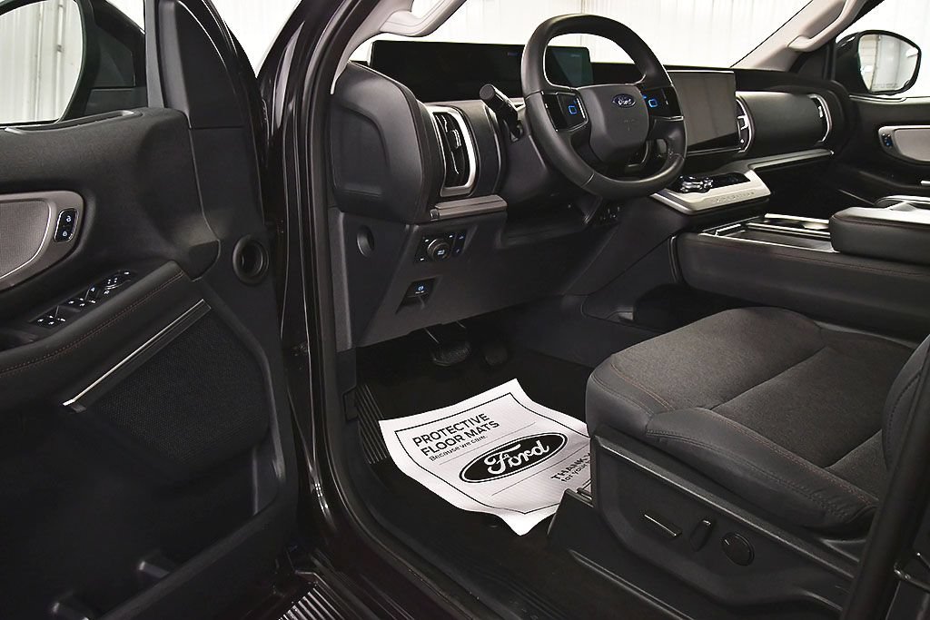 Used 2025 Ford Expedition Active AWD/4WD image 13