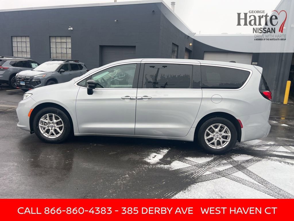 Used 2024 Chrysler Pacifica Touring-L image 2