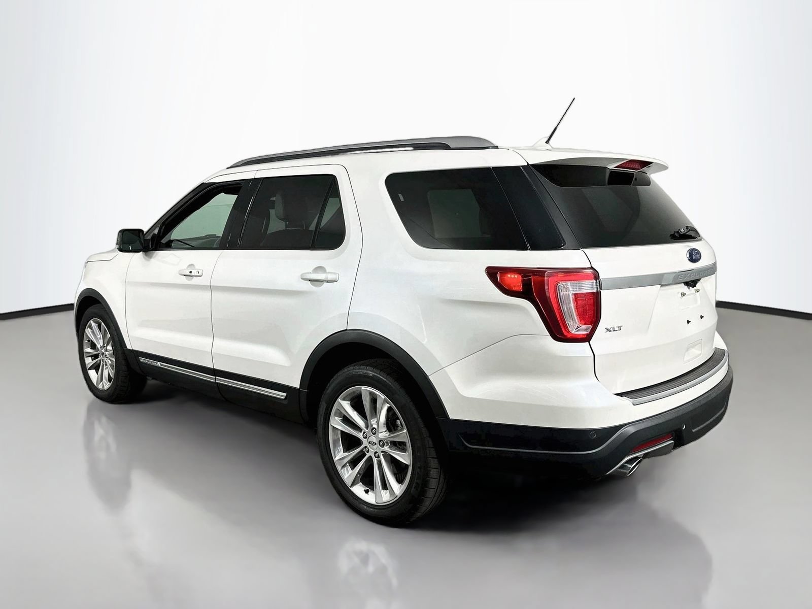 Used 2018 Ford Explorer XLT w/ Equipment Group 202A FWD image 6