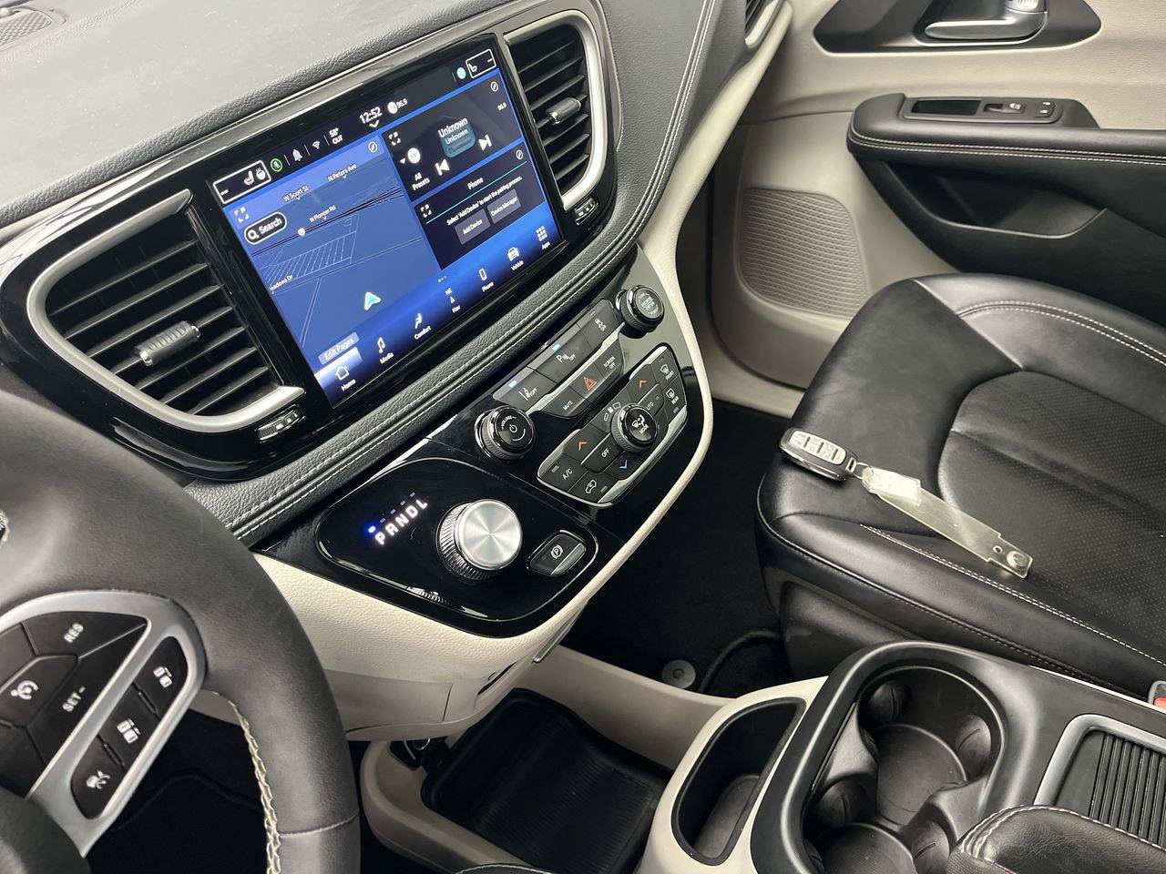 Used 2024 Chrysler Pacifica Limited FWD image 17