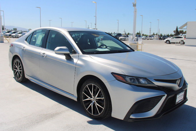 Used 2023 Toyota Camry SE FWD image 2
