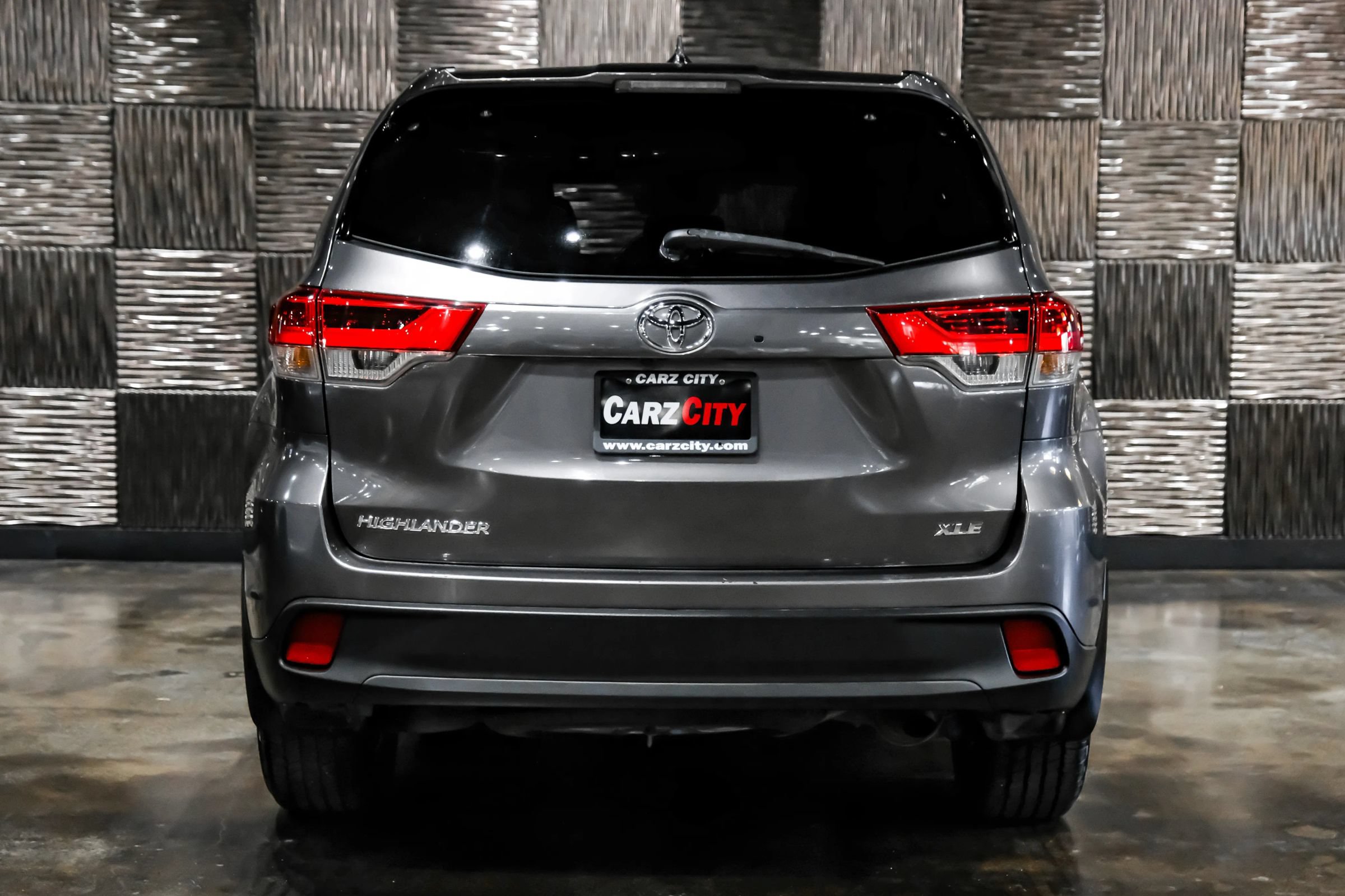 Used 2018 Toyota Highlander XLE FWD image 11