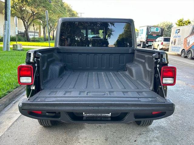 Certified 2025 Jeep Gladiator Sport AWD/4WD image 34