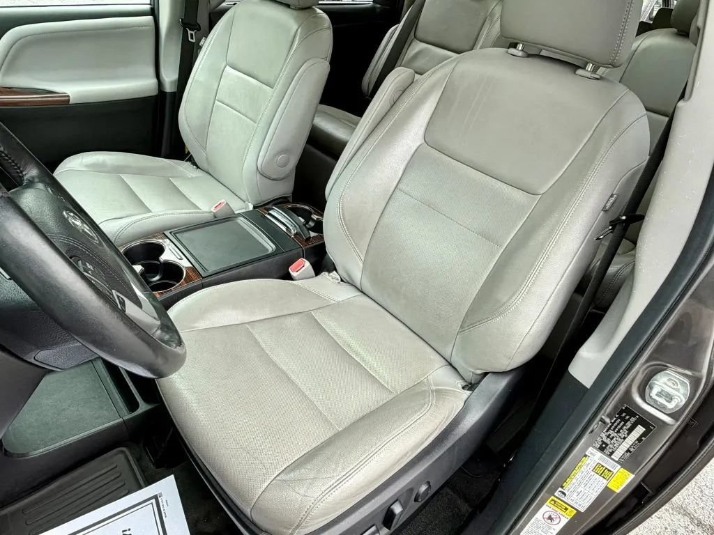 Used 2015 Toyota Sienna Limited Premium FWD image 12