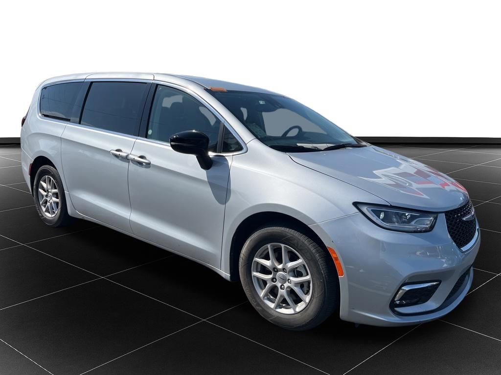 Used 2024 Chrysler Pacifica Touring-L FWD image 6