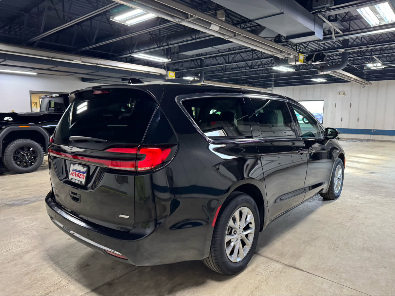 Used 2024 Chrysler Pacifica Touring-L image 4