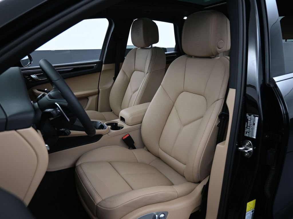 Used 2025 Porsche Macan AWD/4WD image 5