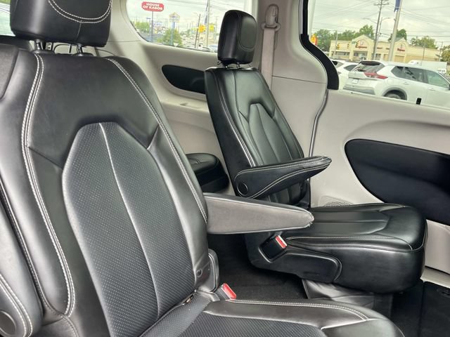 Used 2023 Chrysler Pacifica Touring-L FWD image 24