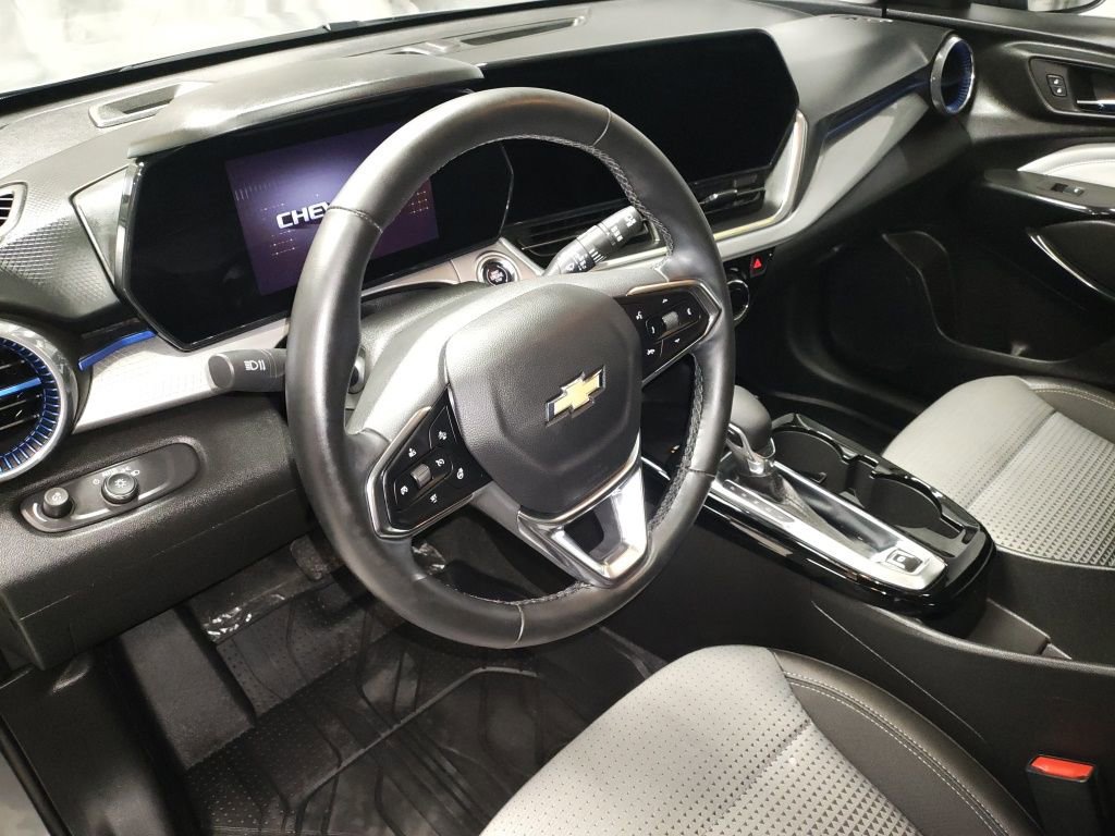 Used 2025 Chevrolet Trax LT w/ Sunroof Package image 23