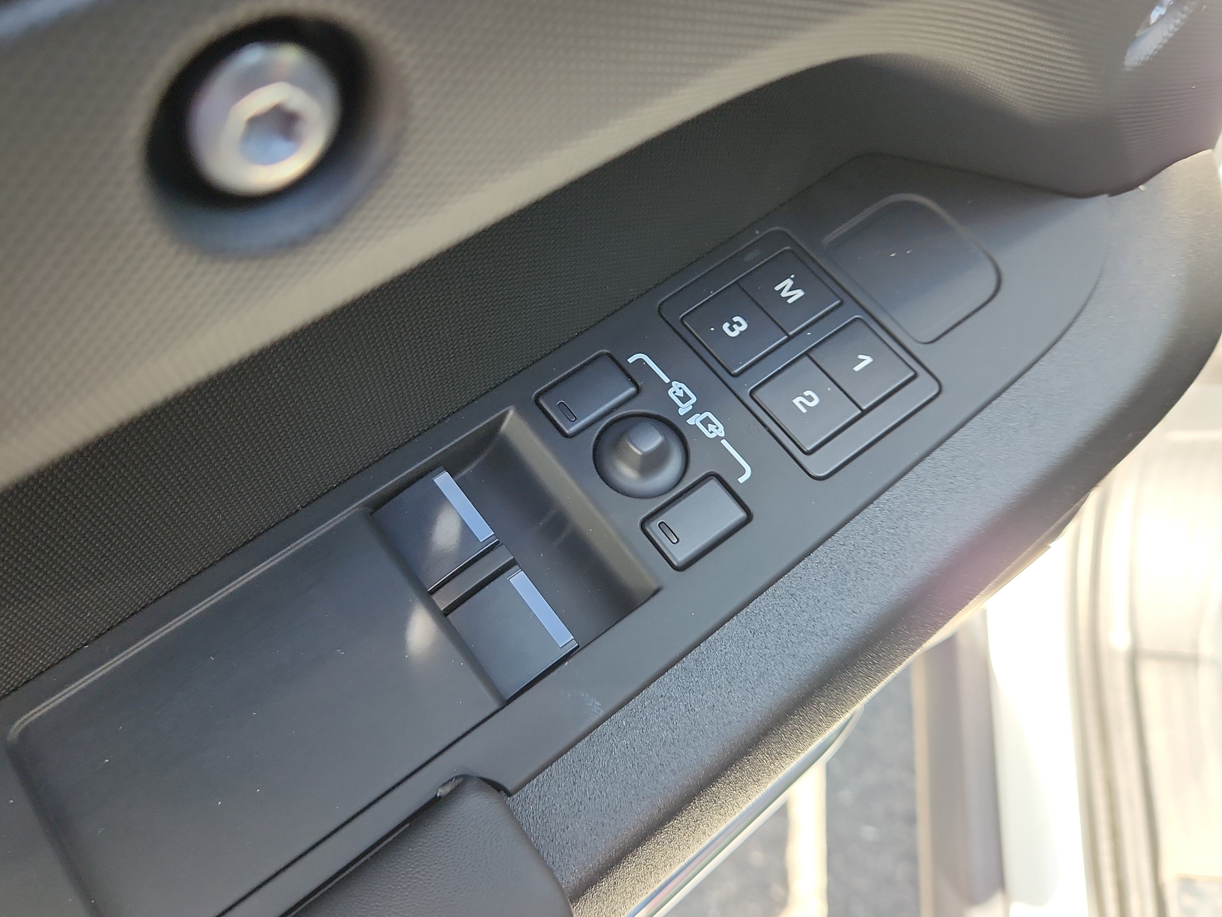 New 2025 Land Rover Defender 90 V8 image 9
