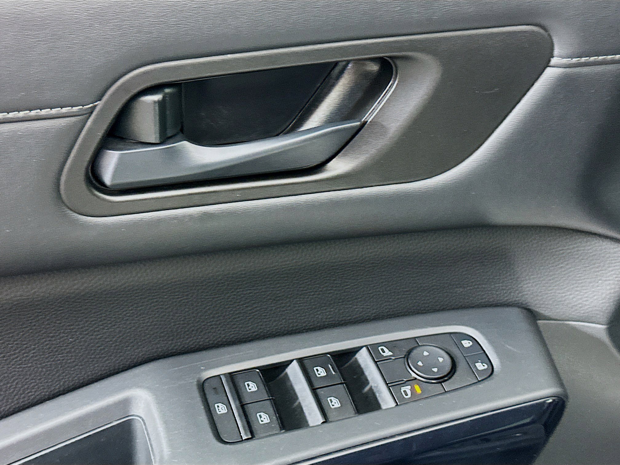 Used 2025 Nissan Pathfinder SV image 15