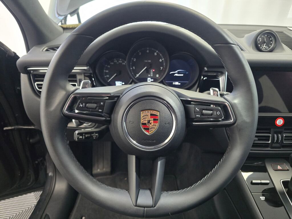 Certified 2025 Porsche Macan image 15