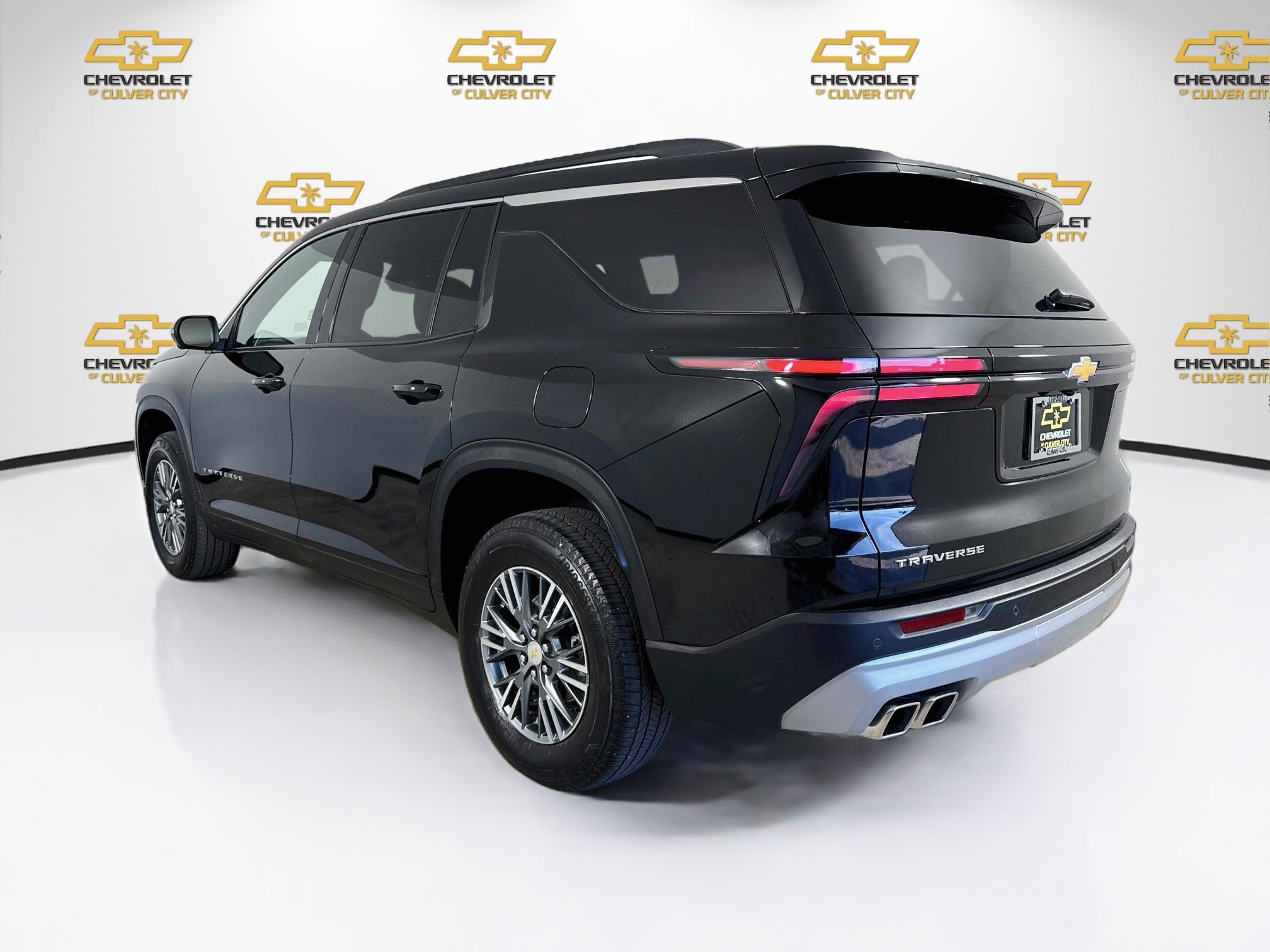 Used 2024 Chevrolet Traverse LT w/ Trailering Package FWD image 6