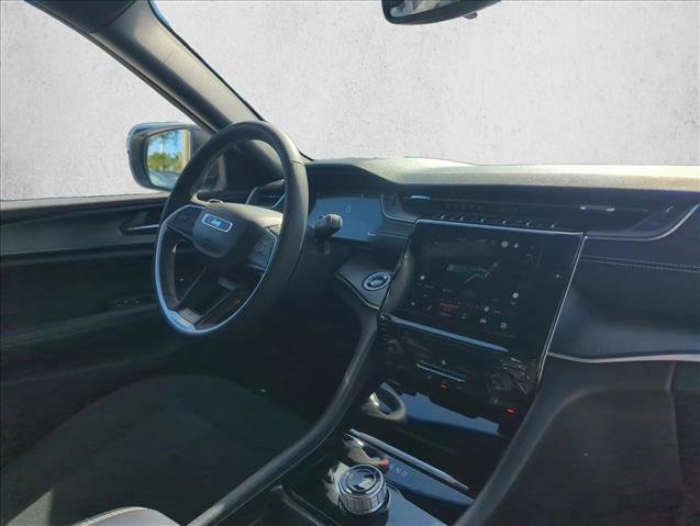 Used 2024 Jeep Grand Cherokee Laredo AWD/4WD image 18