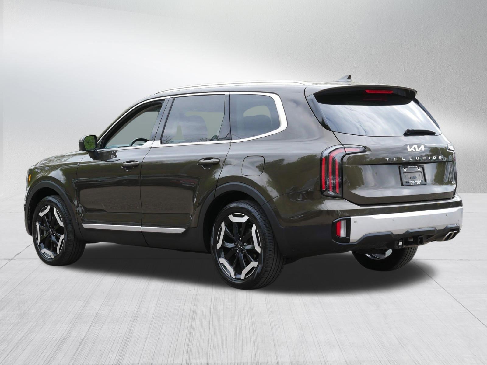 Used 2024 Kia Telluride EX w/ EX Captain's Chair Package AWD/4WD image 5