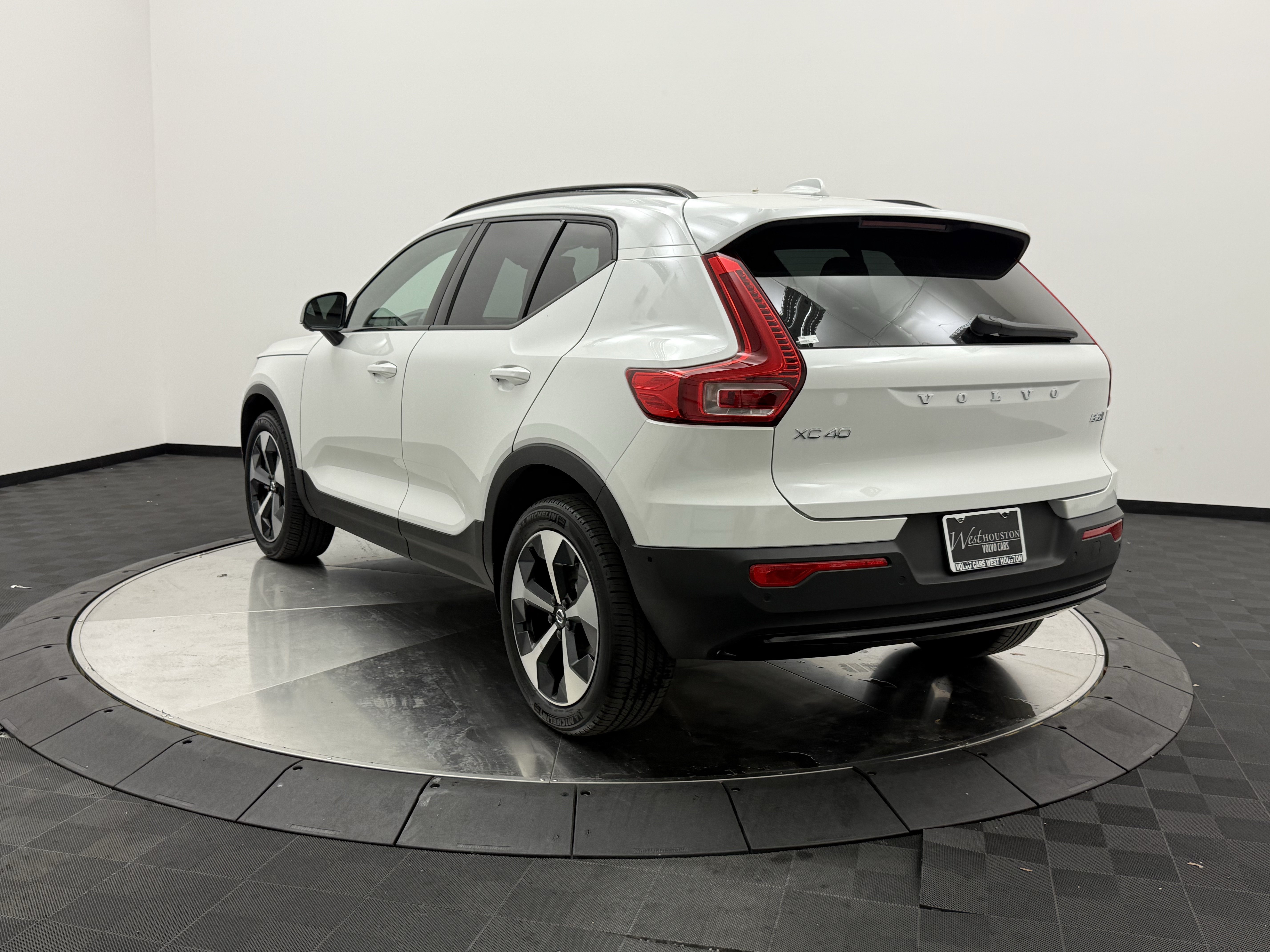 Certified 2026 Volvo XC40 B5 Plus AWD/4WD image 8