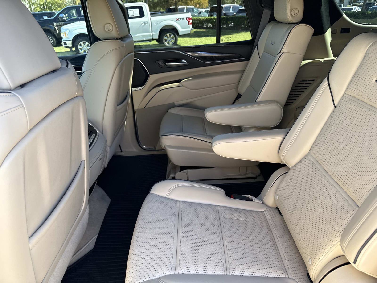 Used 2024 Cadillac Escalade Premium Luxury AWD/4WD image 14