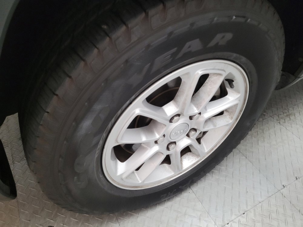 Used 2019 Jeep Grand Cherokee Laredo RWD image 31