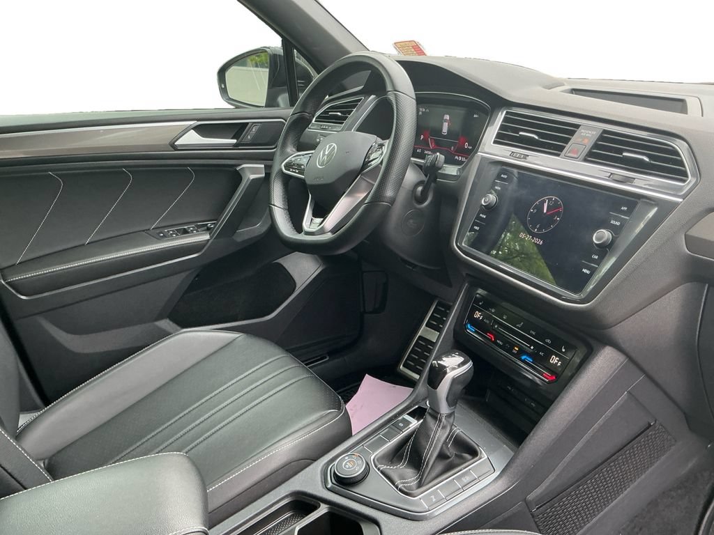 Used 2023 Volkswagen Tiguan SE R-Line AWD/4WD image 17