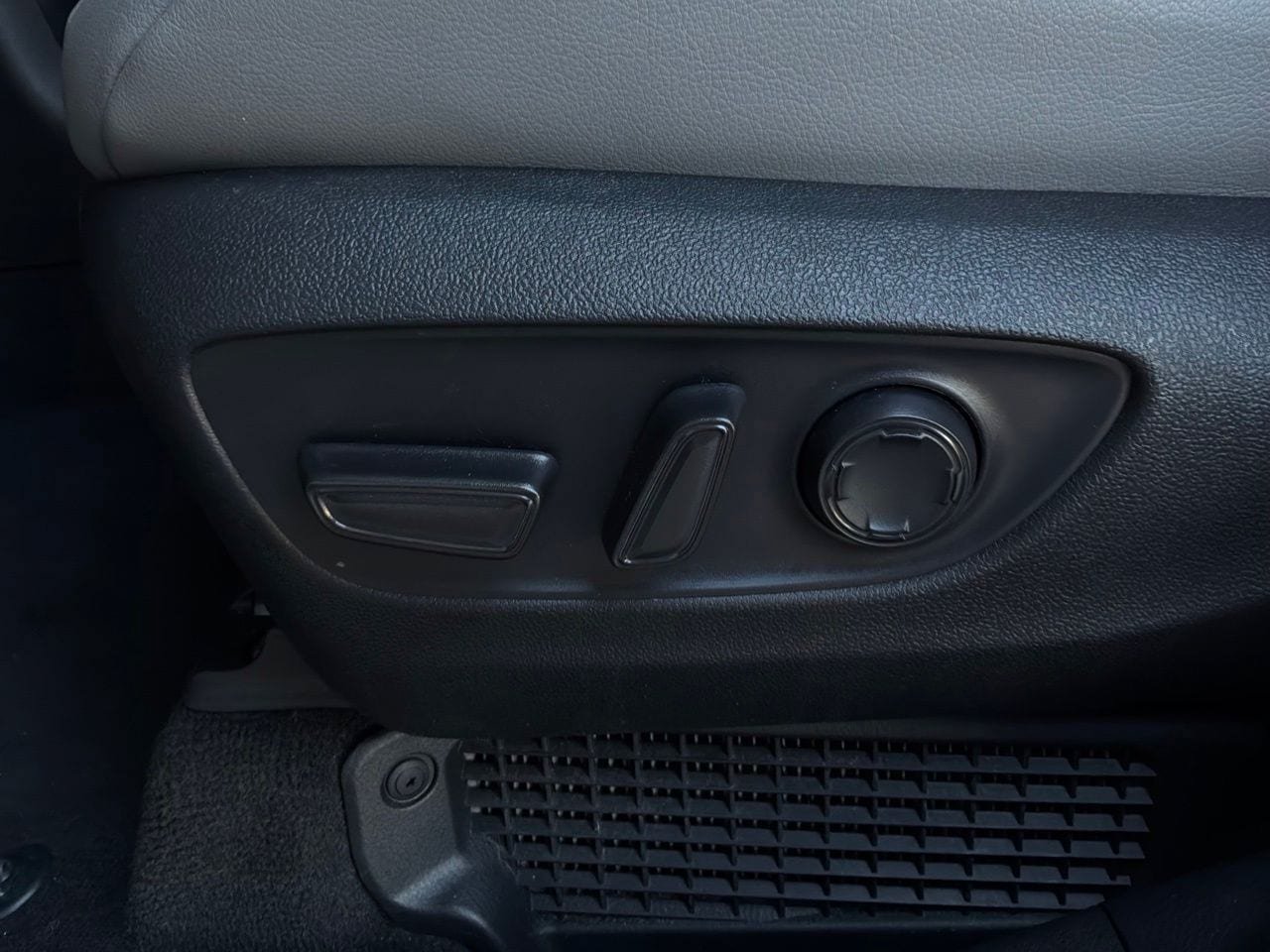Used 2026 Toyota Sienna XLE FWD image 11