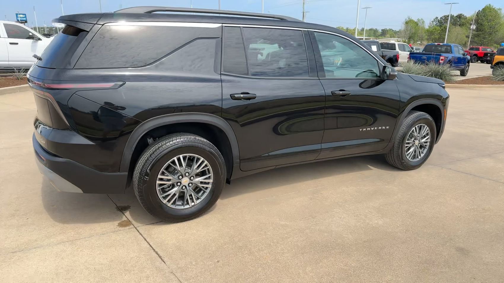 Used 2025 Chevrolet Traverse LT FWD image 8