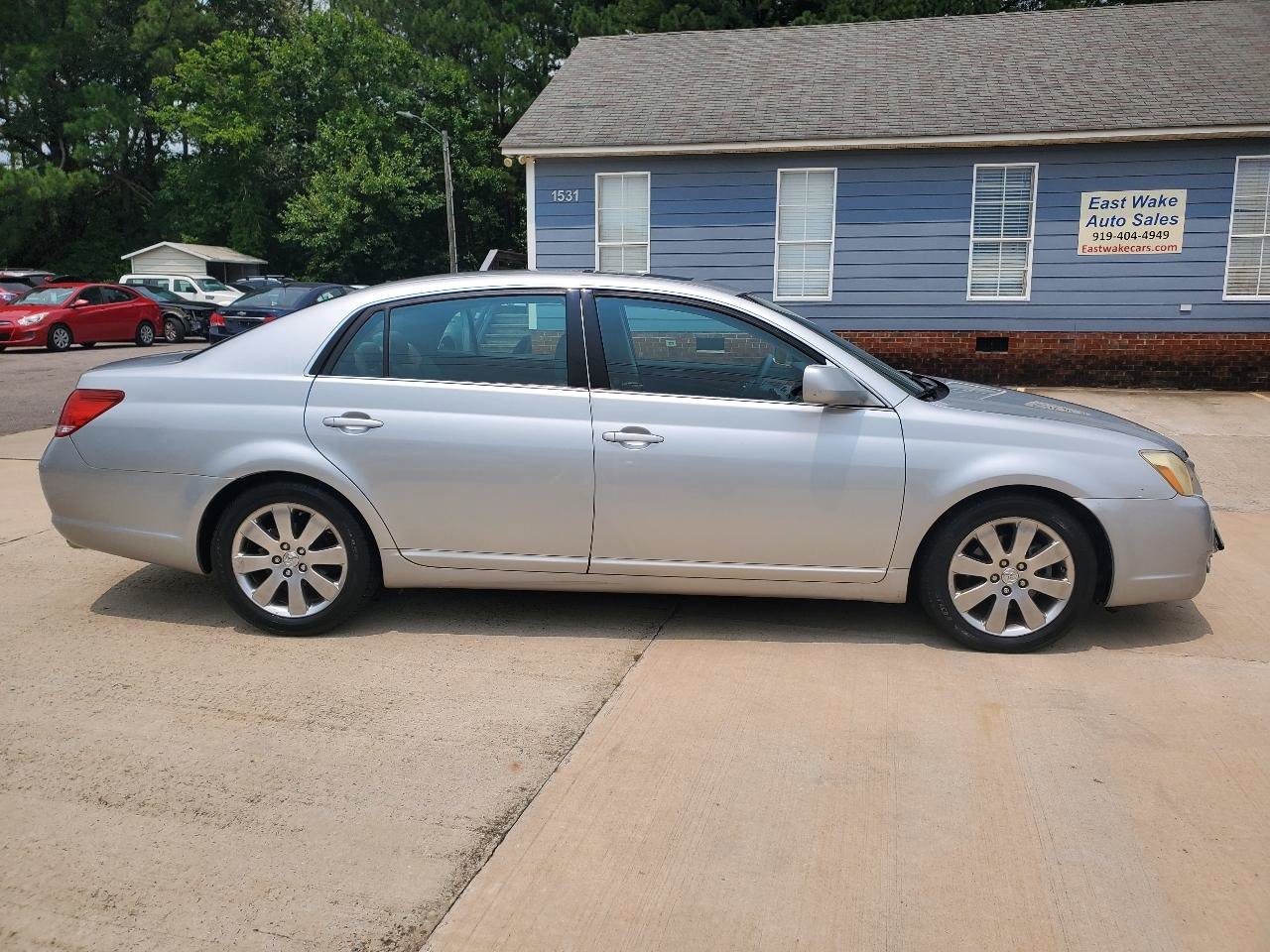 Used 2005 Toyota Avalon XLS FWD image 4