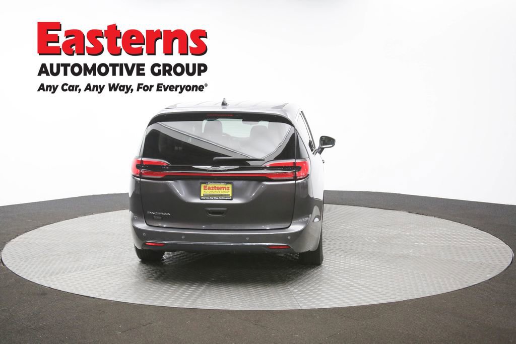 Used 2023 Chrysler Pacifica Touring-L image 37