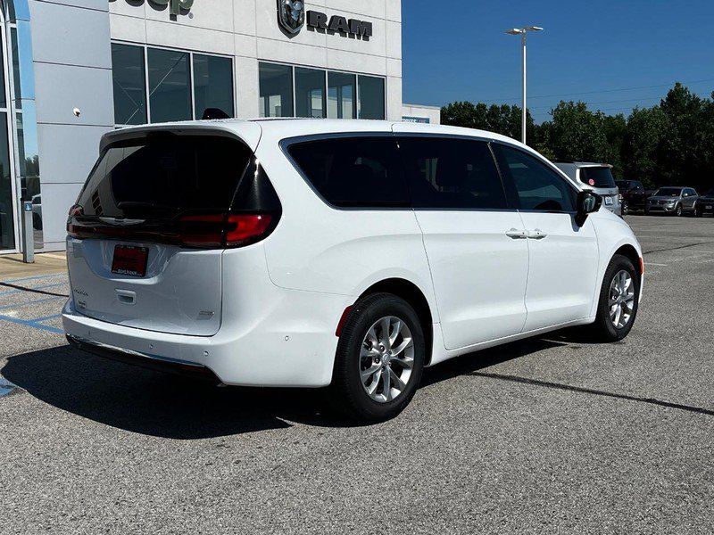 New 2025 Chrysler Pacifica Select image 4