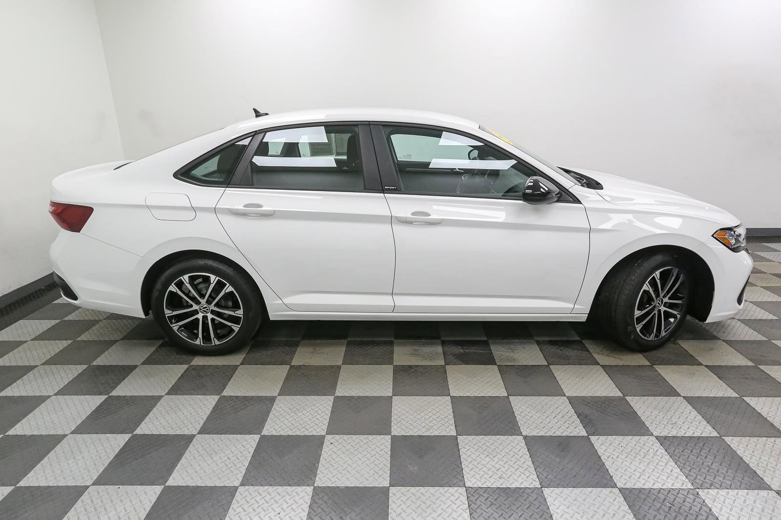 Certified 2023 Volkswagen Jetta Sport image 9