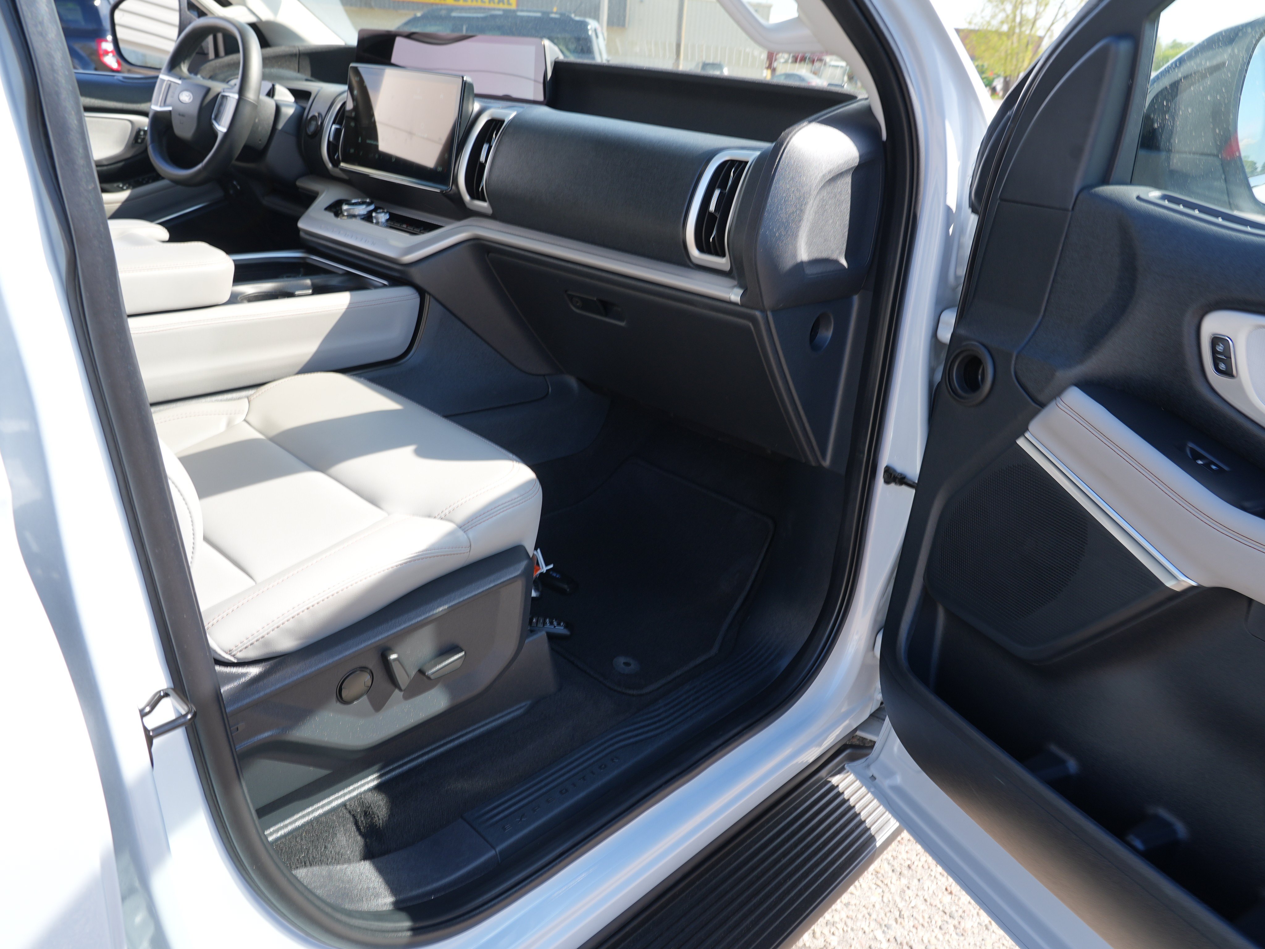 Used 2025 Ford Expedition Active AWD/4WD image 31