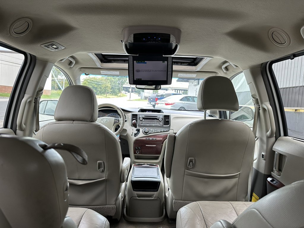 Used 2013 Toyota Sienna XLE image 36