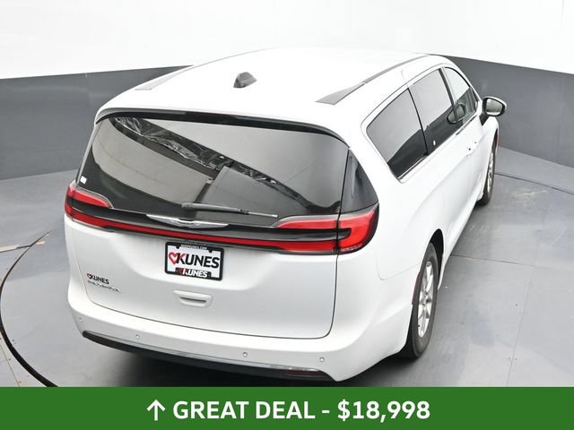 Used 2023 Chrysler Pacifica Touring-L FWD image 19