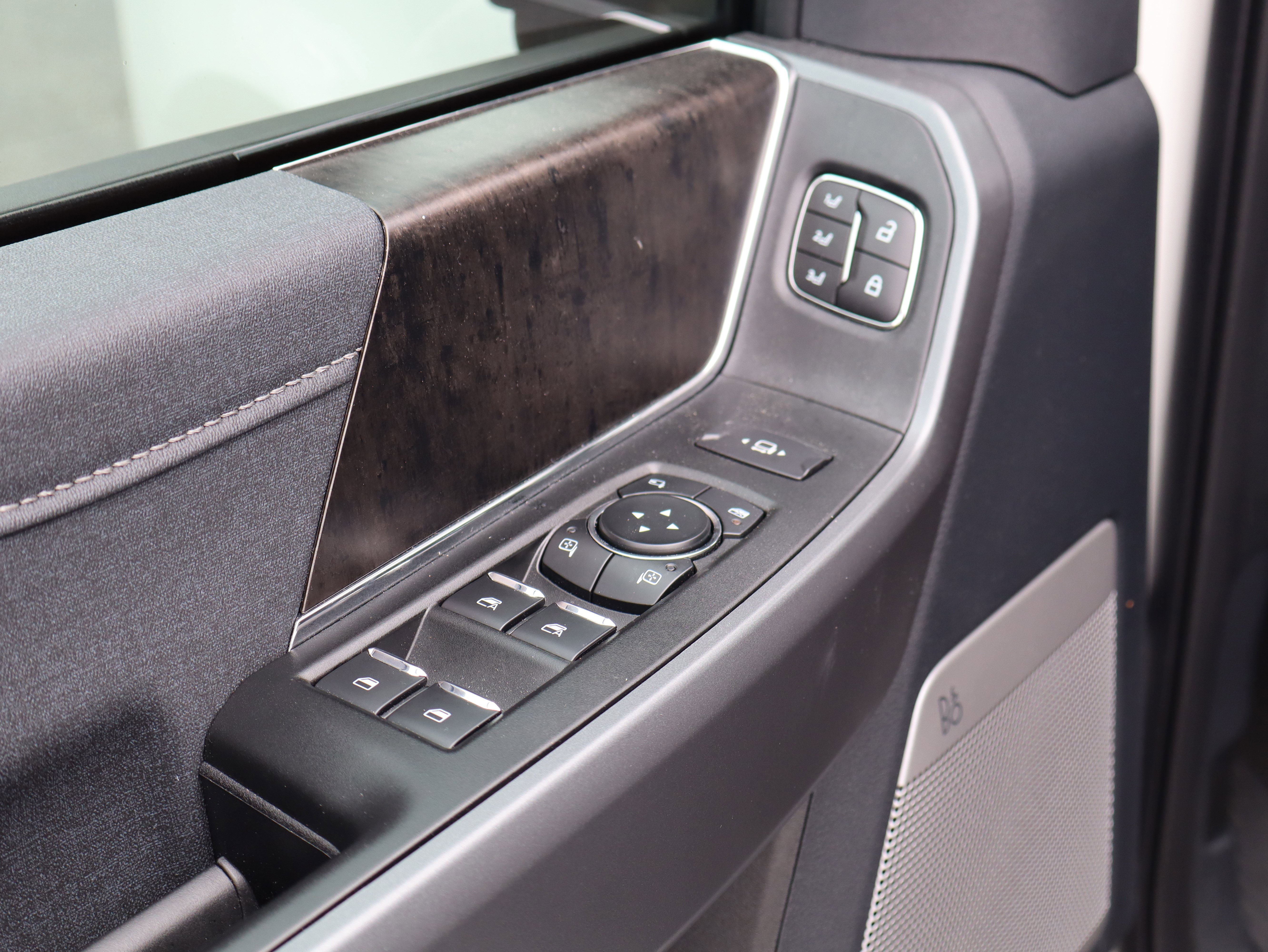 Used 2025 Ford F350 Lariat w/ Black Appearance Package image 17