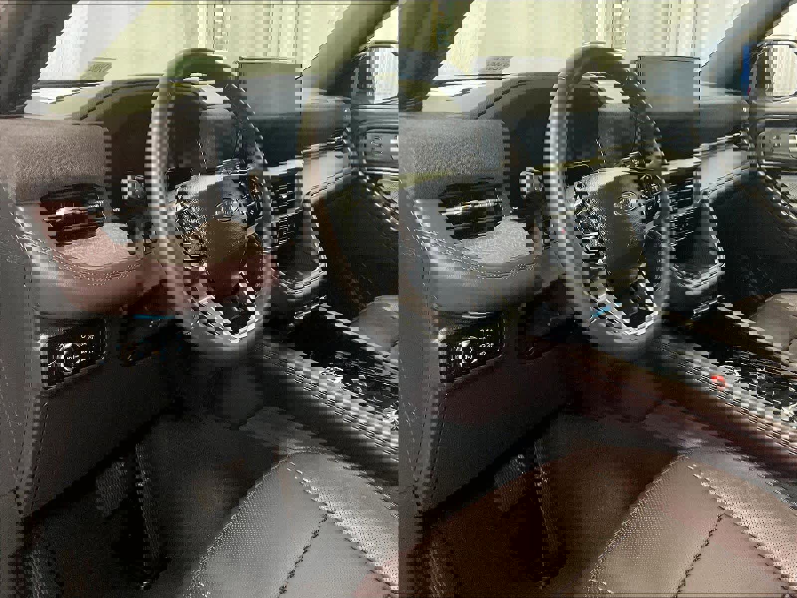 Used 2025 Ford Explorer Platinum w/ LUX Leather Package image 8